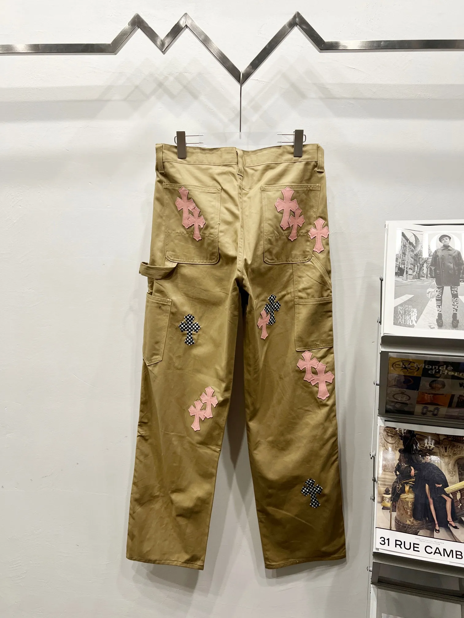 P260 Style number: (c034) ChromeHearts & ChromeHearts 2025 new khaki wood pink checkerboard cross leather couple's loose jeans Top quality ceiling quality Styles with different wash textures, very friendly to people with thin legs and thick legs, straight and loose version very flattering leg shape Timeless moderate length, easy to match with casual, basic styling for various styles, a must-have in the wardrobe! The fabric is stiff but also makes the upper body soft without losing texture. The washing process is even more perfect. It is a must-have item for everyone! ! ! Washed wheat, hang tag, pants label, three labels complete Color: Khaki Size: 28-30-32-34